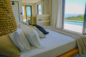 スパルティアにあるMelia by Vintage Travelの大きな窓のあるベッドのある寝室 +12枚の写真