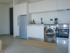 スパルティアにあるMelia by Vintage Travelのキッチン(洗濯機、食器洗い機付)