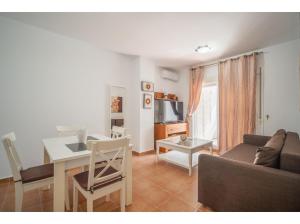 salon z kanapą i stołem w obiekcie Apartamento 2H Zahara Mar w mieście Zahara de los Atunes