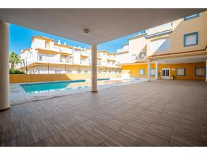 pusty dziedziniec budynku z basenem w obiekcie Apartamento 2H Zahara Mar w mieście Zahara de los Atunes