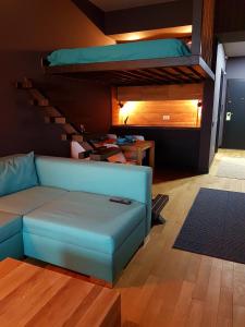 - un salon avec un canapé et des lits superposés dans l'établissement Apartments No.900001, à Mamaia
