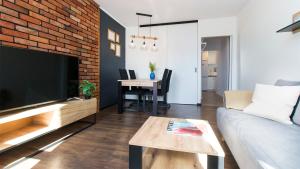 Μια τηλεόραση ή/και κέντρο ψυχαγωγίας στο Echo Morza Apartment Stogi