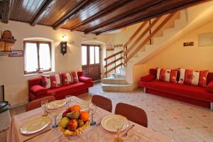 una sala de estar con una mesa con fruta. en Holiday Home Marko Funtana, en Funtana