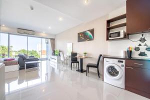 Afbeelding uit fotogalerij van Sea view studio Chic Condo Karon in Karon Beach