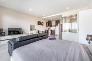 TV/trung tâm giải trí tại Sea view studio Chic Condo Karon