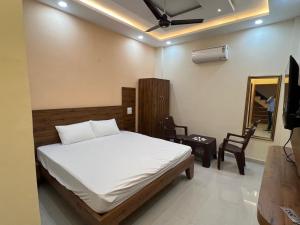 a bedroom with a bed and a mirror and a television at Hotel Moon in Una