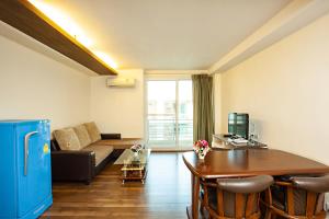 a living room with a couch and a table at TM Land Hotel in Phra Nakhon Si Ayutthaya