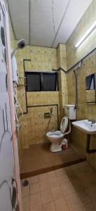 Koupelna v ubytování 15pax Corner House By Hopestya + 30 fotografií
