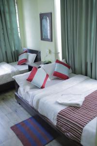 Ένα ή περισσότερα κρεβάτια σε δωμάτιο στο Hotel Arhant Inn