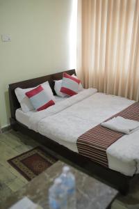 Ένα ή περισσότερα κρεβάτια σε δωμάτιο στο Hotel Arhant Inn