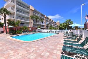 Una piscina con tumbonas y un hotel. en Holiday Villas II, en Clearwater Beach