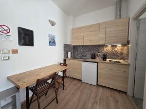 Η κουζίνα ή μικρή κουζίνα στο La Camera Bologna-Stazione Affittaly Rooms