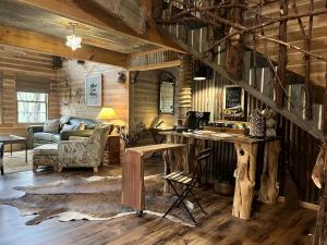 salon z drewnianymi ścianami i drewnianą podłogą w obiekcie Magical Treehouse with Slide by Brazos River for Family Glamping Adventures in Texas w mieście Buckner
