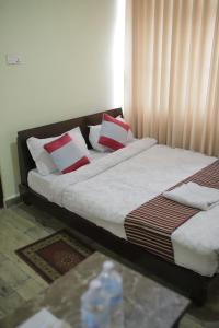 Ένα ή περισσότερα κρεβάτια σε δωμάτιο στο Hotel Arhant Inn