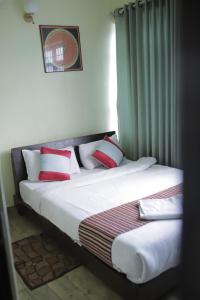 Ένα ή περισσότερα κρεβάτια σε δωμάτιο στο Hotel Arhant Inn