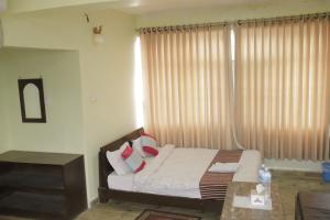 Ένα ή περισσότερα κρεβάτια σε δωμάτιο στο Hotel Arhant Inn