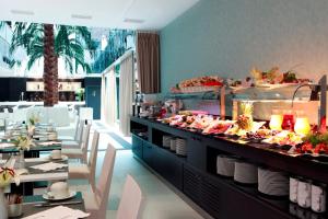una línea de buffet con comida expuesta en un restaurante en Hotel Nuevo Boston, en Madrid