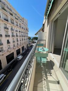 " Pasteur " CityCenter - Terrasse - Congres - VUE MER - Elégant في كان: شرفة مع طاولتين وشارع