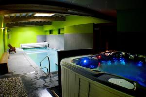 Fotografie z fotogalerie ubytování Gite Roche Des Ducs avec Piscine toute l'année, Spa, Sauna, Hammam v destinaci Rochesson