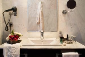A bathroom at Hotel Nuevo Boston