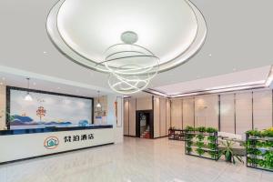 un vestíbulo de un hospital con una gran lámpara de araña en Fanbo Hotel, en Zhongshan