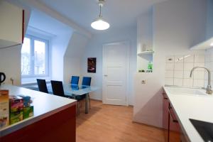 a kitchen and dining room with a table and chairs at Ferienwohnung Ratisbona in Regensburg
