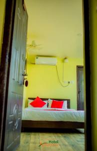 Ένα ή περισσότερα κρεβάτια σε δωμάτιο στο Hotel Arhant Inn