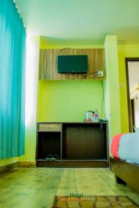 Μια τηλεόραση ή/και κέντρο ψυχαγωγίας στο Hotel Arhant Inn