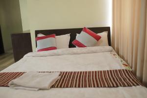 Ένα ή περισσότερα κρεβάτια σε δωμάτιο στο Hotel Arhant Inn