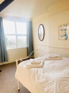Ένα ή περισσότερα κρεβάτια σε δωμάτιο στο Homely Apartment in Minehead Private Parking