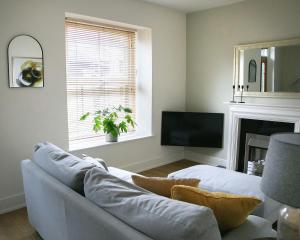 ein Wohnzimmer mit Sofa und Fernseher in der Unterkunft Skipton Centre, superb 2 bedroom cottage in Skipton + 14 Fotos