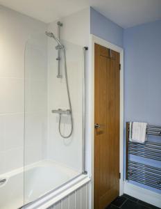 ein Badezimmer mit Dusche und Badewanne in der Unterkunft Skipton Centre, superb 2 bedroom cottage in Skipton