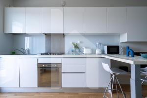 Η κουζίνα ή μικρή κουζίνα στο Homiday - Residence I Gabbiani Int 01, Livrea