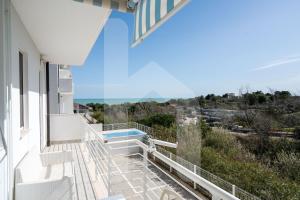 Μπαλκόνι ή βεράντα στο Homiday - Residence I Gabbiani Int 01, Livrea