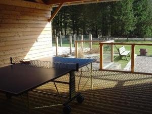 Stolní tenis v ubytování Gite Roche Des Ducs avec Piscine toute l'année, Spa, Sauna, Hammam nebo okolí