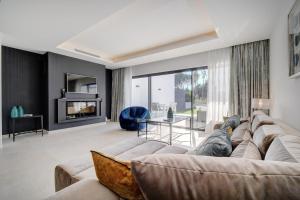 un hombre acostado en un sofá en una sala de estar en The Next Gen Villa, en Estepona