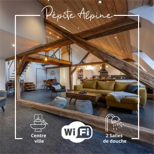 巴斯洛内特Pépite Alpine - Centre ville - WIFI的带沙发和桌子的客厅