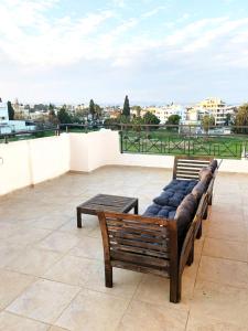 Balkón nebo terasa v ubytování Rooftop Penthouse with Private Jacuzzi and Panoramic Terrace in Center of Larnaca