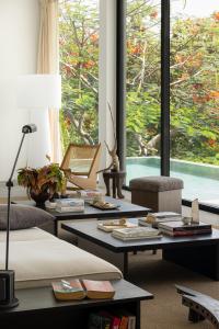 Posezení v ubytování Luxury Private Villa Resort -KW + 31 fotografií