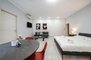 una habitación con una cama, una mesa y un sofá en Casa Veronica dietro l'Arena, en Verona