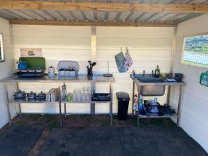 纽波特Usk View Glamping Caerleon的车库里装有架子和水槽