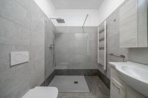 Un baño con ducha, inodoro y lavabo. en Casa Veronica dietro l'Arena, en Verona