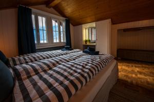 un grande letto in una stanza con una grande finestra di Beachhouse 16 Brienzersee a Brienz