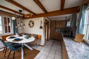 una cucina con tavolo e sedie in una stanza di Beachhouse 16 Brienzersee a Brienz