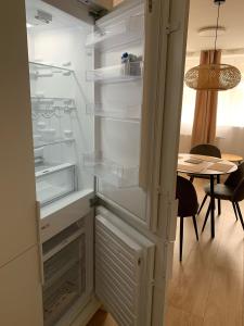 チェシンにあるApartament na Moniuszkiのキッチンにあるドアが開いたままの空の冷蔵庫