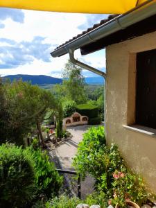 Blick auf einen Garten von außerhalb eines Hauses in der Unterkunft LACUSTRA in Chindrieux
