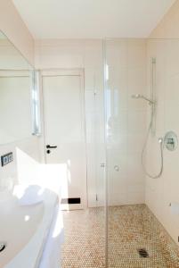 La salle de bains est pourvue d'une douche et d'un lavabo. dans l'établissement Hotel Jägerhaus in Esslingen, à Esslingen am Neckar