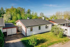 an overhead view of a white house with a yard at 3BR Home Near Lake Vänern - Covered Deck & BBQ in Otterbäcken