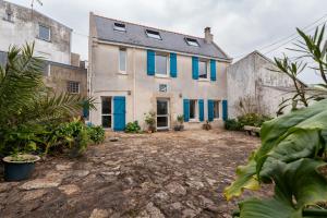 an image of a house with blue shutters at Maison Ty Sioul - proche plage in Quiberon