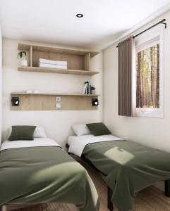 Dos camas sentadas en una habitación con ventana. en Camping 3 étoiles - Piscine - eehdai, en Sigean